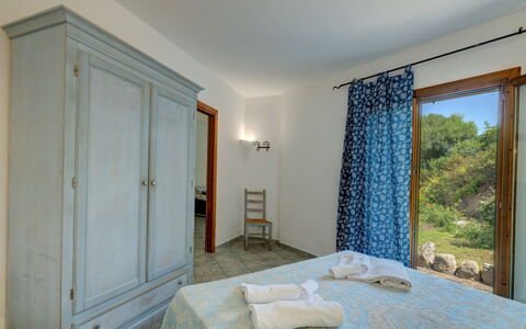 Casa Faro Green Village Sardegna: Eigentum, Azurblau, Holz, Beleuchtung, Interior Design, Fussboden, Tür, Flooring, Schatten