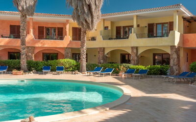 Casa Faro Green Village Sardegna: Wasser, Pflanze, Gebäude, Eigentum, Fenster, Azurblau, Die Architektur, Baum, Himmel, Freizeit