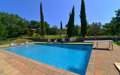 Villa Il Troscione: Blau, Schwimmbad, Schatten, Garten, Landscaping, Resort, Gartenmöbel, Water Feature, Hazienda, Hinterhof