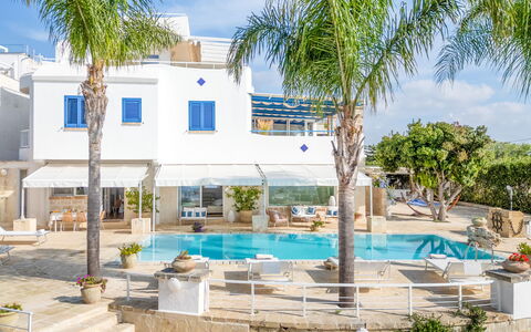 Villa Solemare: Blau, Schwimmbad, Gartenmöbel, Regenschirm, Resort, Stuhl, Schatten, Sonnenliege, Estate, Hotel