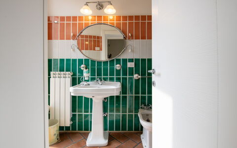 Villa Solemare: Interior Design, Armatur, Installation, Zapfhahn, Bad Sink, Fliese, Badezimmer, Light Fixture, Sinken, Farbe