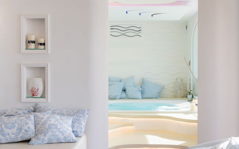 Villa Solemare: Interior Design, Beleuchtung, Zuhause, Möbel, Fussboden, Zimmer, Schlafzimmer, Decke, Kissen, Bett