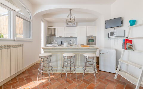 Villa Solemare: Möbel, Interior Design, Flooring, Fussboden, Holz, Decke, Küche, Countertop, Cabinetry, Zuhause