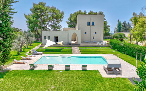 Masseria Ceratonia: Blau, Estate, Rasen, Garten, Schwimmbad, Landscaping, Villa, Garten, Schatten, Villa