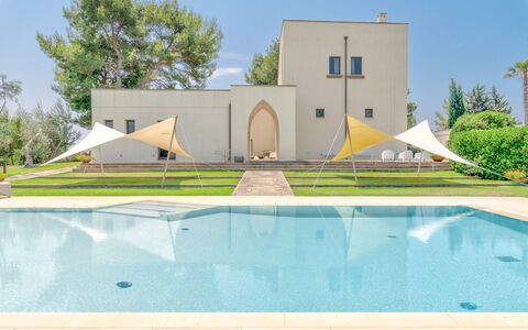 Masseria Ceratonia: Schwimmbad, Schatten, Estate, Landscaping, Rasen, Hazienda, Villa, Kunstrasen, Hof, Eco Hotel