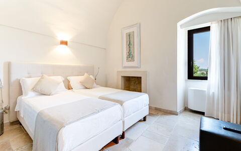 Masseria Ceratonia: Flooring, Schlafzimmer, Fussboden, Interior Design, Decke, Möbel, Bett, Bedding, Bettdecke, Bettrahmen