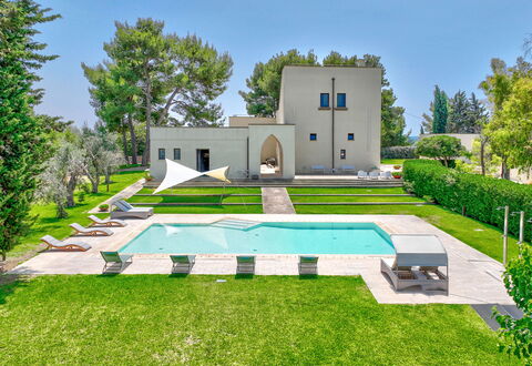Masseria Ceratonia: Blau, Estate, Rasen, Garten, Schwimmbad, Landscaping, Villa, Garten, Schatten, Villa