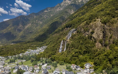 Borgonuovo Waterfall'S House: Berg, Bergforms, Natur, Vegetation, Hügel, Natürliche Landschaft, Hochland, Landschaft, Bergstation, Terrain