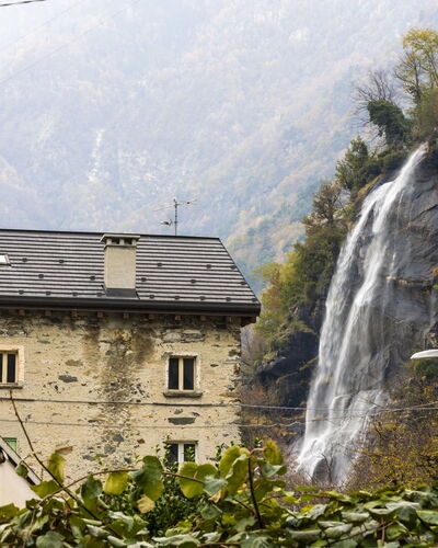 Borgonuovo Waterfall'S House: Schwimmbad, Resort, Verbundwerkstoff, Gartenmöbel, Schatten, Hotel, Eco Hotel, Water Feature, Thermae