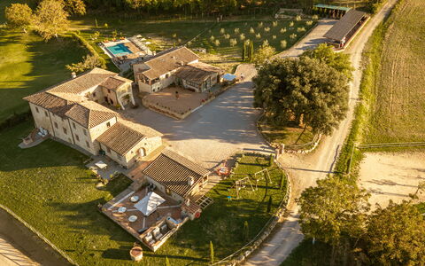 Le Torri, Borgo Campassini, Monteriggioni: Wohngebiet, Haus, Zuhause, Estate, Landschaft, Einfach, Grundstueck, Ländliches Gebiet, Menschliche Siedlung, Hütte