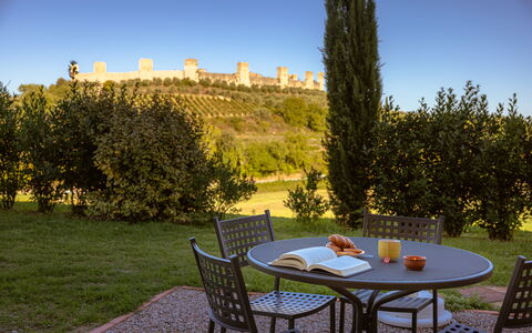 La Piazzetta, Borgo Campassini, Monteriggioni: Gras, Strauch, Landschaft, Grundstueck, Ground, Garten, Gartenmöbel, Landscaping, Rasen, Garten