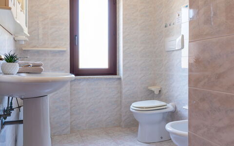 Remo: Flooring, Armatur, Fussboden, Badezimmer, Toilleten Sitz, Toilette, Interior Design, Sinken, Zapfhahn, Installation