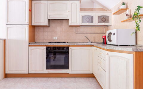 Remo: Küche, Cabinetry, Major Appliance, Holz, Küchengerät, Interior Design, Countertop, Möbel, Flooring, Schrank