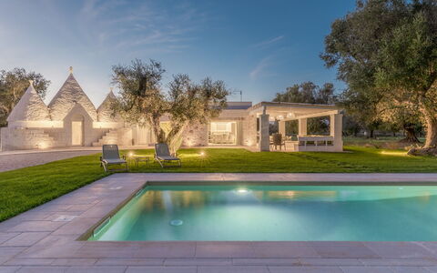 Trullo Brenda: Garten, Rasen, Estate, Landscaping, Schwimmbad, Park, Garten, Bauernhaus, Villa, Villa