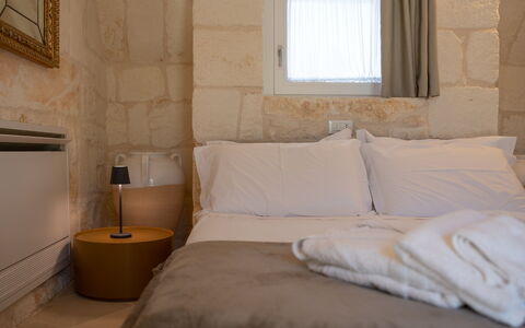 Trullo Brenda: Interior Design, Schlafzimmer, Bettdecke, Bedding, Bett, Decke, Bettrahmen, Linens, Kissen, Dekokissen