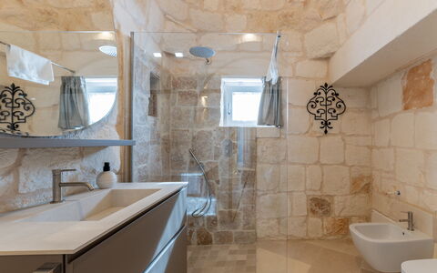 Trullo Brenda: Wand, Flooring, Armatur, Fussboden, Interior Design, Fliese, Badezimmer, Decke, Zapfhahn, Sinken