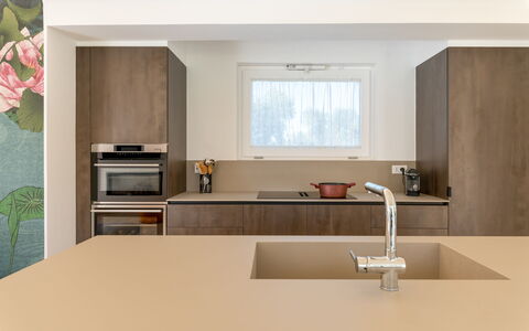 Trullo Brenda: Flooring, Countertop, Interior Design, Holz, Küche, Möbel, Fussboden, Braun, Cabinetry, Sinken