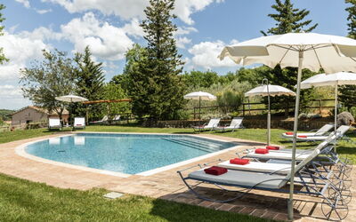 Podere Monti: Schwimmbad, Möbel, Gartenmöbel, Sonnenliege, Resort, Garten, Stuhl, Regenschirm, Schatten, Eco Hotel