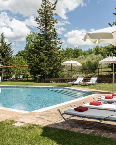 Podere Monti: Schwimmbad, Möbel, Gartenmöbel, Sonnenliege, Resort, Garten, Stuhl, Regenschirm, Schatten, Eco Hotel