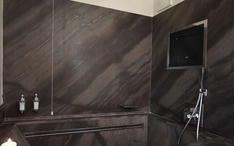 Villa le Selve: Armatur, Interior Design, Flooring, Zapfhahn, Fussboden, Installation, Zuhause, Badewanne, Badezimmer, Sinken