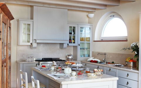 Villa le Selve: Möbel, Küche, Interior Design, Countertop, Flooring, Küchengerät, Cabinetry, Zuhause, Beleuchtung, Decke
