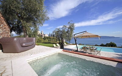 Villa le Selve: Wasser, Möbel, Schwimmbad, Resort, Gartenmöbel, Stuhl, Schatten, Eco Hotel, Küste, Tropen