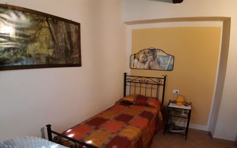 Il Bosco: Wand, Bett, Schlafzimmer, Bettdecke, Bedding, Bettrahmen, Interior Design, Bilderrahmen, Fussboden, Linens