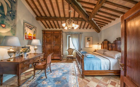 Villa Giuncheto: Möbel, Wand, Interior Design, Flooring, Schlafzimmer, Beleuchtung, Zuhause, Tabelle, Bett, Fussboden