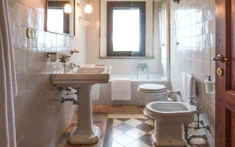 Villa Giuncheto: Armatur, Flooring, Badezimmer, Bad Sink, Sinken, Fussboden, Zapfhahn, Installation, Tür, Wohnung