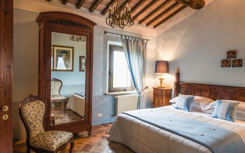 Villa Giuncheto: Möbel, Interior Design, Wand, Schlafzimmer, Holz, Bett, Flooring, Zuhause, Fussboden, Beleuchtung