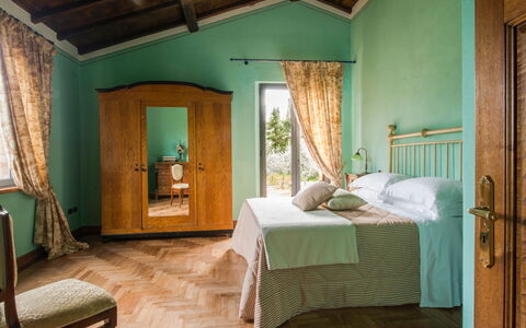 Villa Giuncheto: Möbel, Interior Design, Bett, Schlafzimmer, Wand, Flooring, Fussboden, Holz, Zimmer, Linens