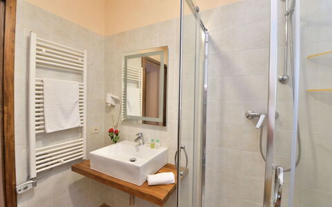 Bellaria: Interior Design, Flooring, Möbel, Fussboden, Holz, Armatur, Zimmer, Badezimmer, Sinken, Zapfhahn