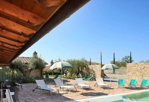 Villa la Tabaccaia: Zuhause, Verbundwerkstoff, Flagstone, Resort, Eco Hotel, Bauernhaus, Schatten, Estate, Stuhl, Schwimmbad