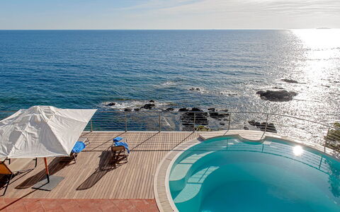 Villa Baia al Mare: Blau, Wasser, Gewässer, Schwimmbad, Meer, Gartenmöbel, Küsten Und Ozeanische Forms, Resort, Küste, Ozean