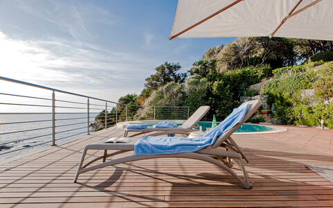 Villa Baia al Mare: Blau, Wasser, Gartenmöbel, Möbel, Stuhl, Regenschirm, Resort, Sonnenliege, Schatten, Eco Hotel