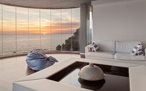 Villa Baia al Mare: Möbel, Interior Design, Fussboden, Flooring, Wohnzimmer, Couch, Beleuchtung, Zimmer, Meer, Decke