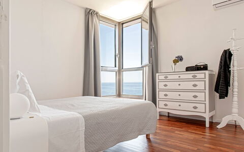 Villa Baia al Mare: Möbel, Interior Design, Holz, Fussboden, Flooring, Schlafzimmer, Bett, Zimmer, Bettdecke, Beleuchtung