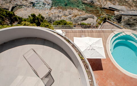 Villa Baia al Mare: Schwimmbad, Resort, Meer, Ozean, Jacuzzi, Hotel, Küste, Balkon, Ferienort