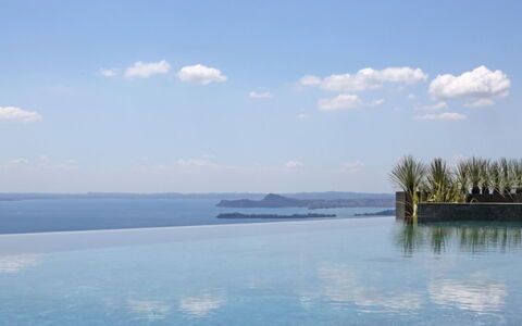 Villa Garda: Blau, Wasser, Gewässer, Schwimmbad, Meer, Küsten Und Ozeanische Forms, Resort, Ozean, Dämmerung, Tropen