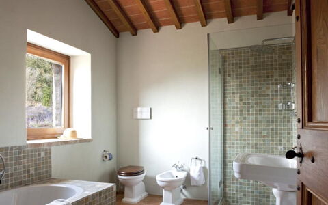 Villa del Cammino: Badezimmer, Wand, Armatur, Flooring, Interior Design, Fussboden, Zapfhahn, Installation, Zuhause, Bad Sink