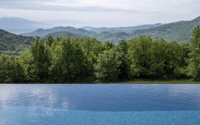 Villa Santa: Bergforms, Natürliche Landschaft, Hügel, Gebirge, Bergstation, Senke, Schwimmbad, Grat, Reflexion, Eco Hotel