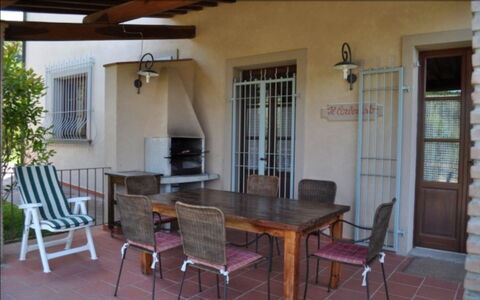 Podere della Madonna Villa: Möbel, Stuhl, Tabelle, Flooring, Küche & Esszimmer Tisch, Gartenmöbel, Fussboden, Interior Design, Tisch Im Freien, Veranda