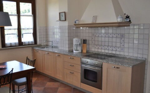 Podere della Madonna Villa: Küche, Flooring, Countertop, Möbel, Cabinetry, Fussboden, Interior Design, Holz, Küchengerät, Spüle