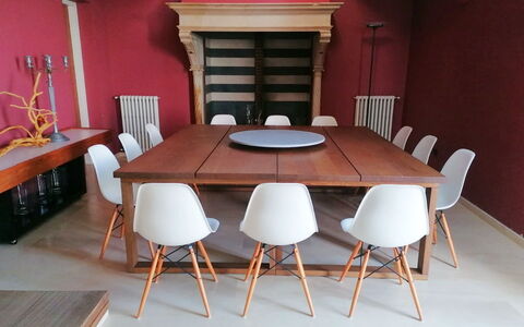 Villa Cala Moresca: Möbel, Flooring, Stuhl, Holz, Interior Design, Tabelle, Fussboden, Küche & Esszimmer Tisch, Esszimmer, Braun