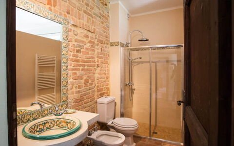 Cascina del Castello: Wand, Interior Design, Armatur, Flooring, Fussboden, Badezimmer, Braun, Zimmer, Sinken, Installation