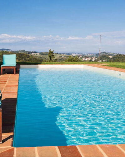 Cascina del Castello: Blau, Schwimmbad, Wasser, Resort, Verbundwerkstoff, Eco Hotel, Schatten, Villa, Gartenmöbel, Fliese