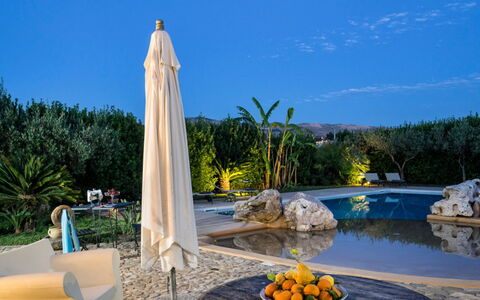 Villa dello Zingaro: Schwimmbad, Resort, Landscaping, Eco Hotel, Water Feature, Garten, Blumentopf, Hazienda, Regenschirm, Estate
