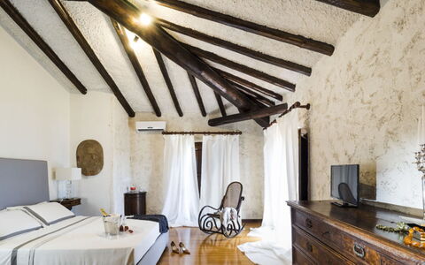 Villa Luna Blu: Möbel, Bett, Wand, Schlafzimmer, Interior Design, Decke, Flooring, Bettdecke, Bedding, Fussboden