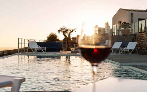 Villa Eroica: Schwimmbad, Gartenmöbel, Stuhl, Abend, Dämmerung, Sonnenliege, Resort, Sonnenuntergang