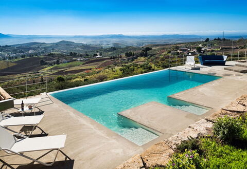 Villa Eroica: Schwimmbad, Blau, Resort, Verbundwerkstoff, Eco Hotel, Gartenmöbel, Sonnenliege, Thermae, Schatten, Ferienort